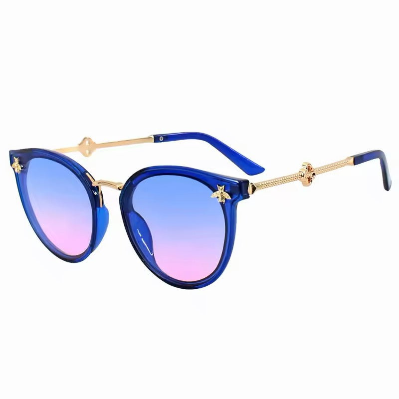 Round Women Plastic Frame Sunglasses with Bee Design Weekend Shade Sunglasses