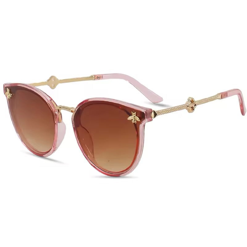 Round Women Plastic Frame Sunglasses with Bee Design Weekend Shade Sunglasses