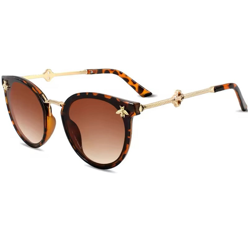Round Women Plastic Frame Sunglasses with Bee Design Weekend Shade Sunglasses