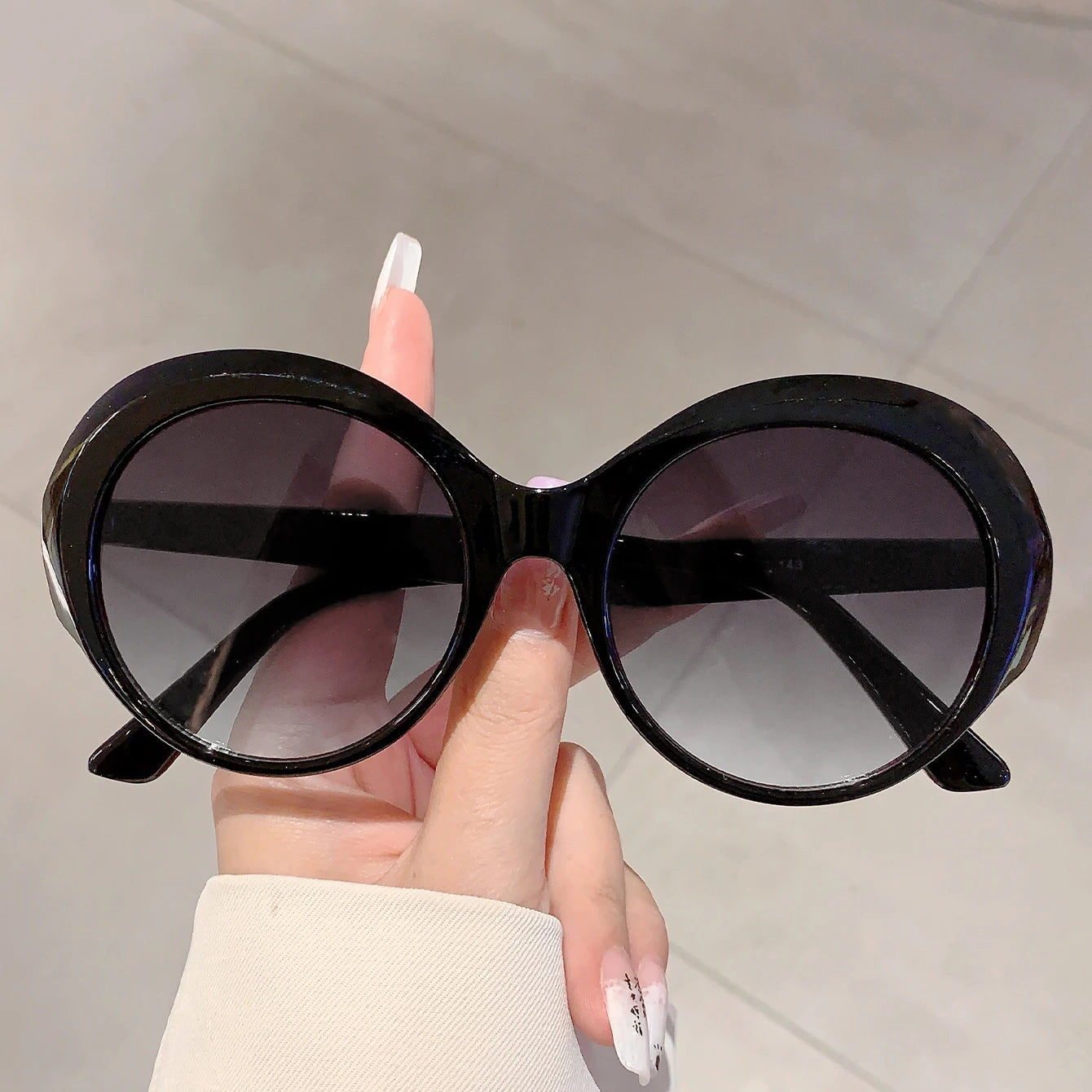 Women Plastic Vintage Round Frame Sunglasses - Weekend Shade 