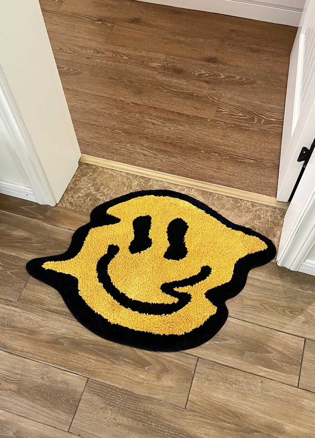 Wavy Smiley Tufted Rug – Playful Modern Accent Carpet