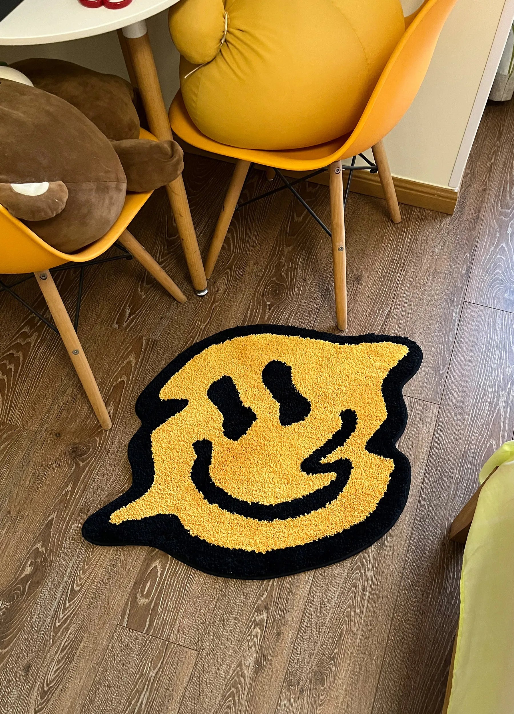 Wavy Smiley Tufted Rug – Playful Modern Accent Carpet