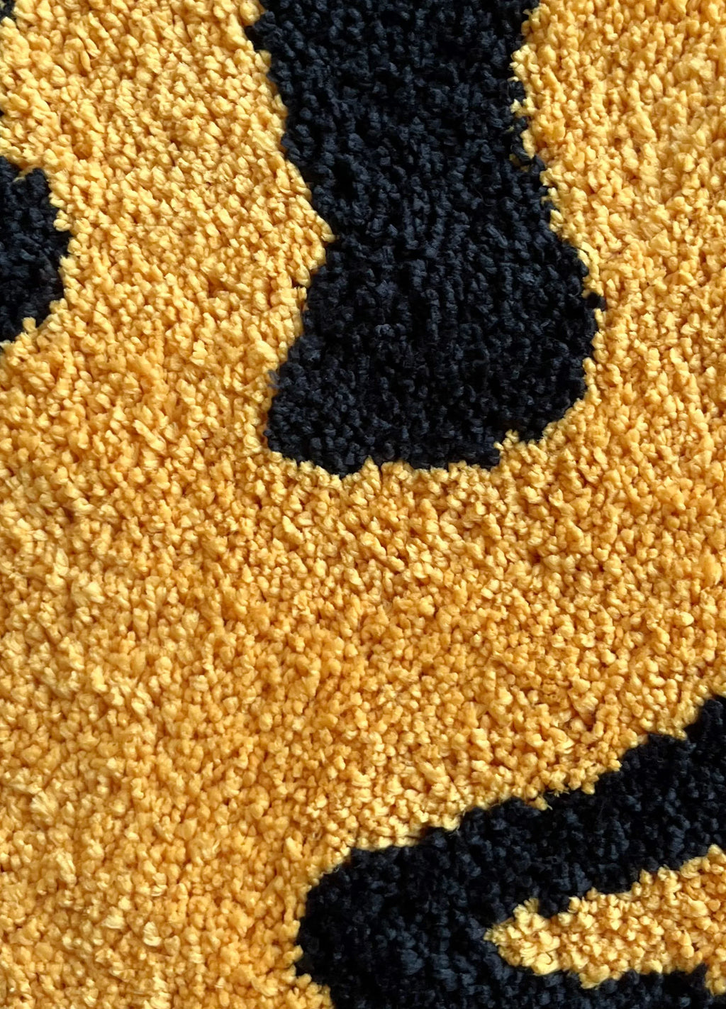 Wavy Smiley Tufted Rug – Playful Modern Accent Carpet