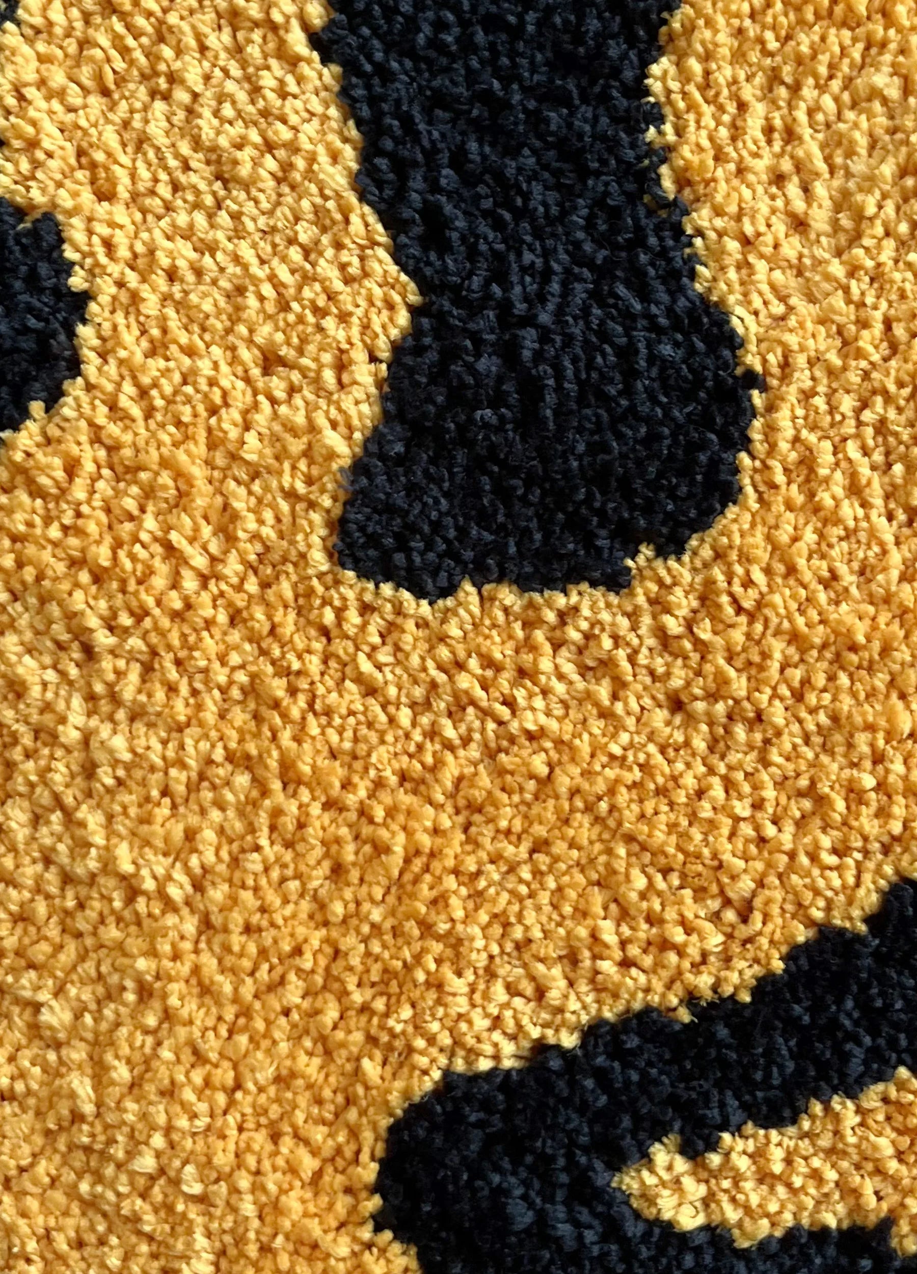 Wavy Smiley Tufted Rug – Playful Modern Accent Carpet