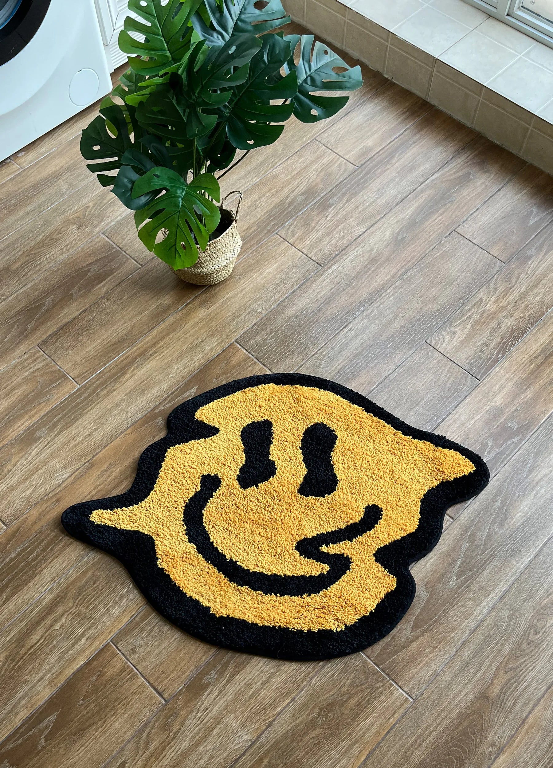 Wavy Smiley Tufted Rug – Playful Modern Accent Carpet